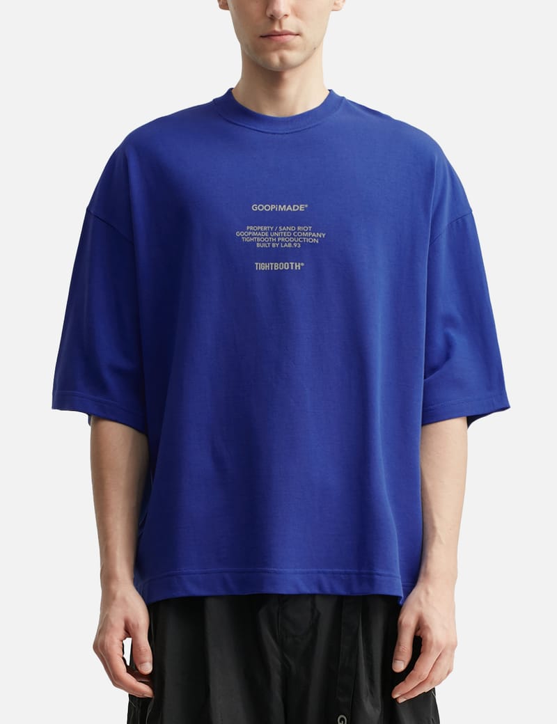 GOOPiMADE®xTIGHTBOOTH Sand Riot Logo Tee GOOPiMADE® x TIGHTBOOTH - Sand Riot Logo Tee - TIGHTBOOTH® タイト