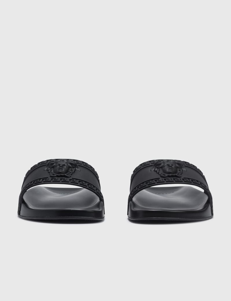 【Versace】ブラック Palazzo プールスライド Palazzo Slides Black | VERSACE US