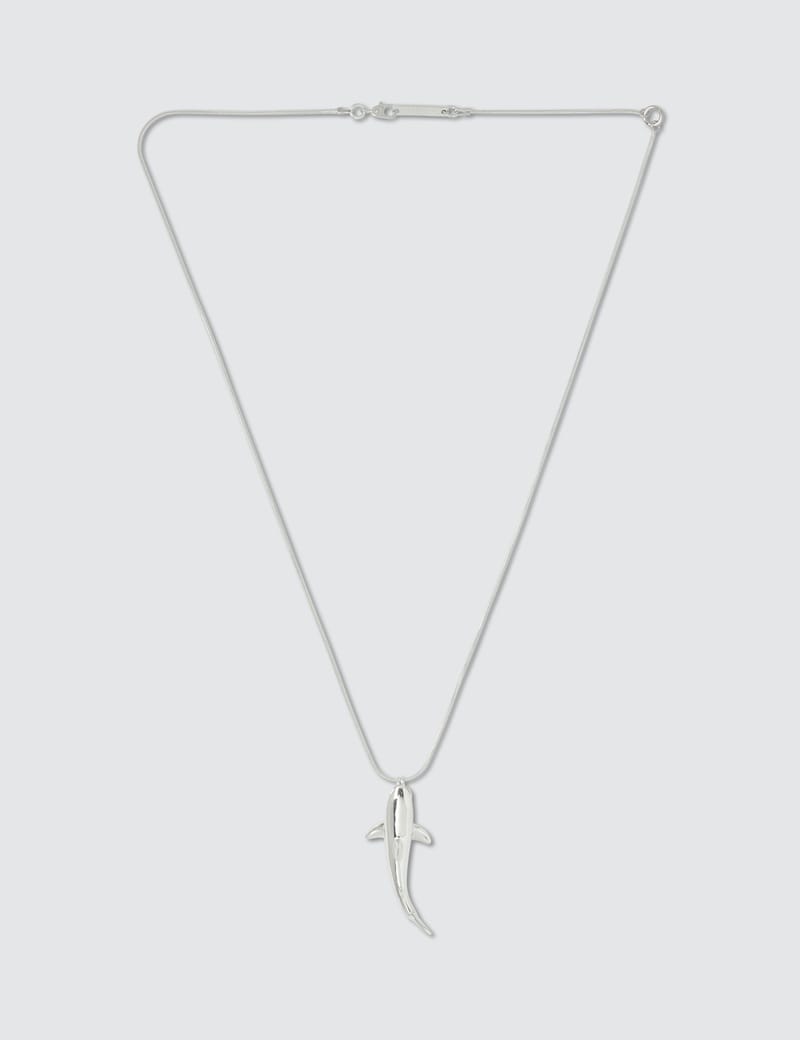 国内発送/送料関税込【AMBUSH】VARSITY SHIELD CHARM NECKLACE Ambush Varsity Shield Charm Necklace in Silver | FWRD