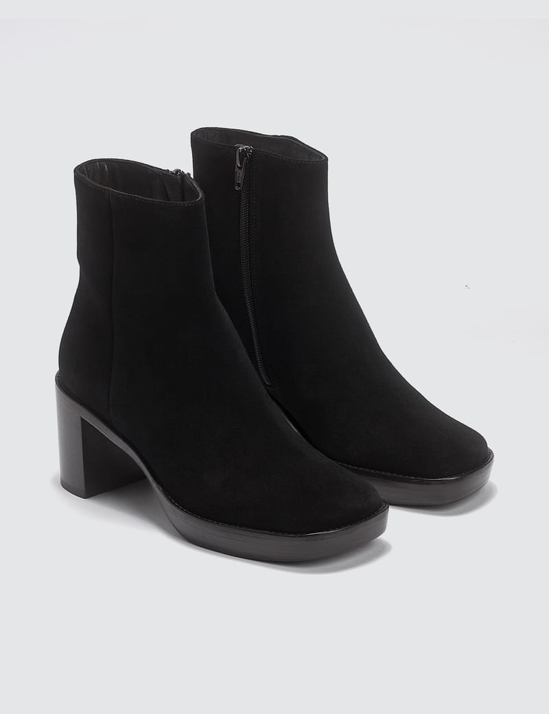 【BY FAR】Ellen スエード アンクルブーツ BY FAR - Ellen Black Suede Leather Boots | HBX - ハイプ