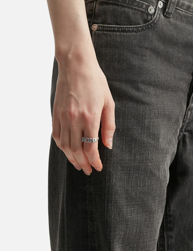 【MM6】Zoom ロゴ リング アンティーク シルバー MM6 Maison Margiela - ZOOM LOGO RING | HBX - Globally