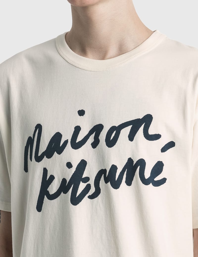 メゾン キツネ ハンドライティングクラシックTシャツ メゾンキツネ - ハンドライティング クラシック Tシャツ | HBX