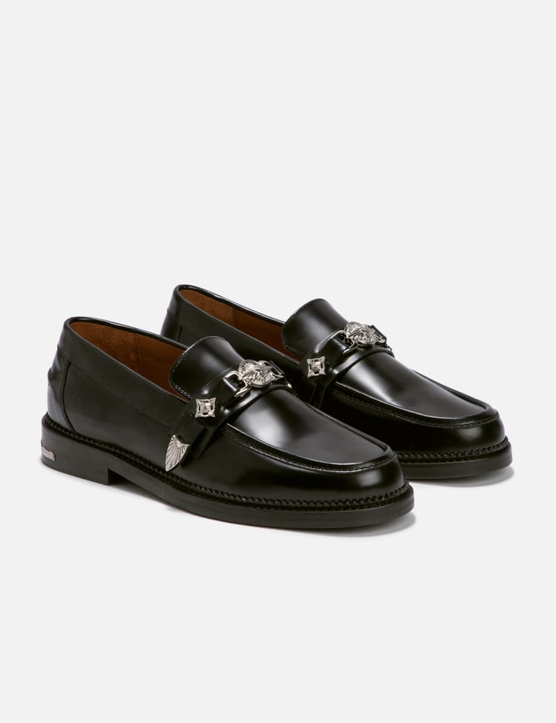 Toga Virilis - Buckled Strap Loafers | HBX - HYPEBEAST 為您搜羅