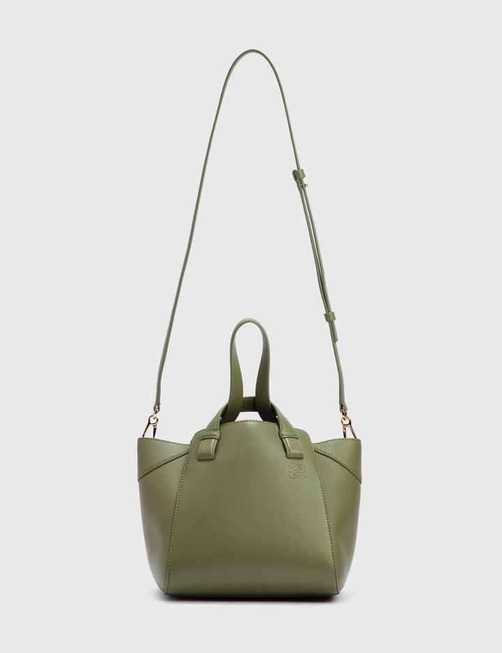 Loewe Hammock Nugget Bag HBX HYPEBEAST 為您搜羅全球潮流時尚品牌