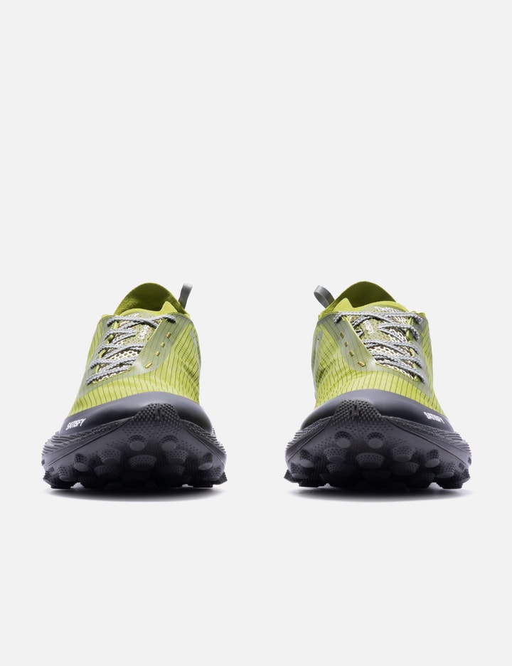 SATISFY The Rocker™ - 비대칭 레이스업과 Vibram 아웃솔의 고성능 러닝화 | HBX