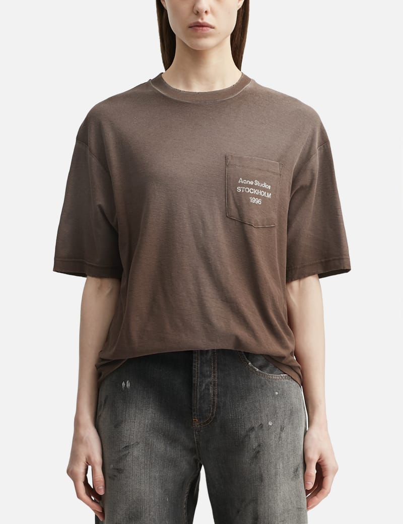 アクネストゥディオス　ディストレストTシャツ　ロゴ刺繍　ダメージフェード加工 Acne Studios - ロゴTシャツ - フィットデザイン - ホワイト/レッド