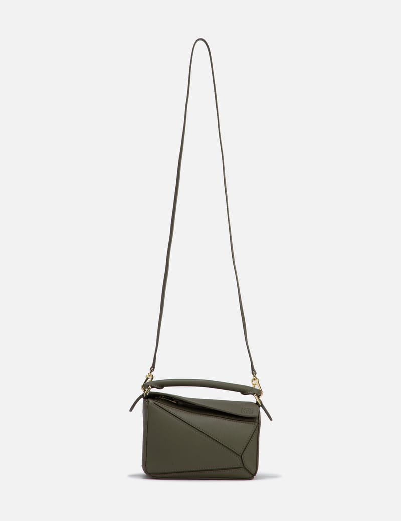 Jonathan Anderson Debuts a New Bag on the Loewe Spring 2025
