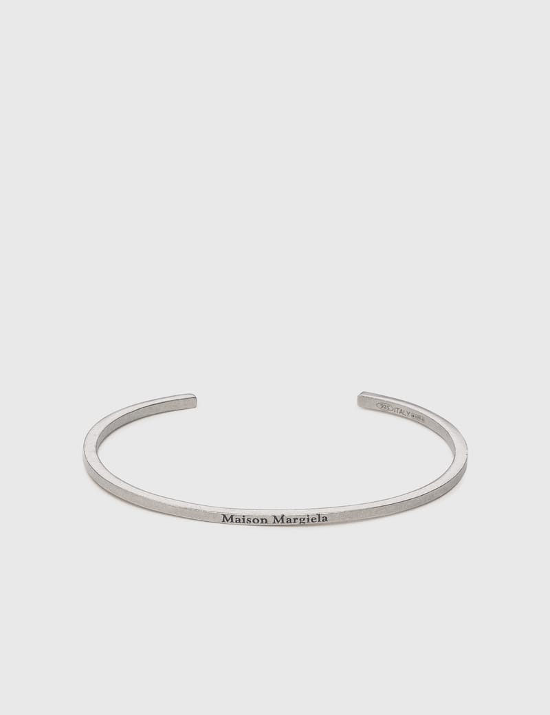 アクセサリー Maison Margiela Slim Logo Cuff Bracelet Maison Margiela - Slim Logo Cuff Bracelet | HBX
