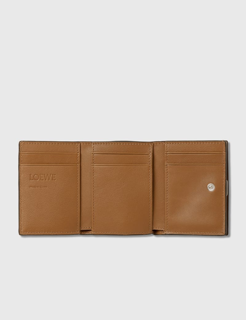 LOEWE ロエベ 財布 ANAGRAM TRIFOLD WALLETサンド ロエベ - Anagram Trifold 6 CC Wallet | HBX