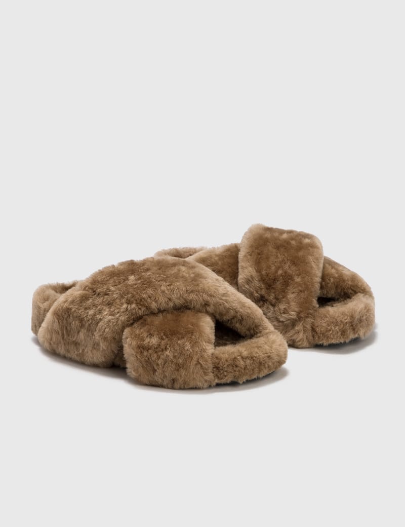 Jil Sander - CROSS STRAP SHEARLING SLIDE | HBX - Globally