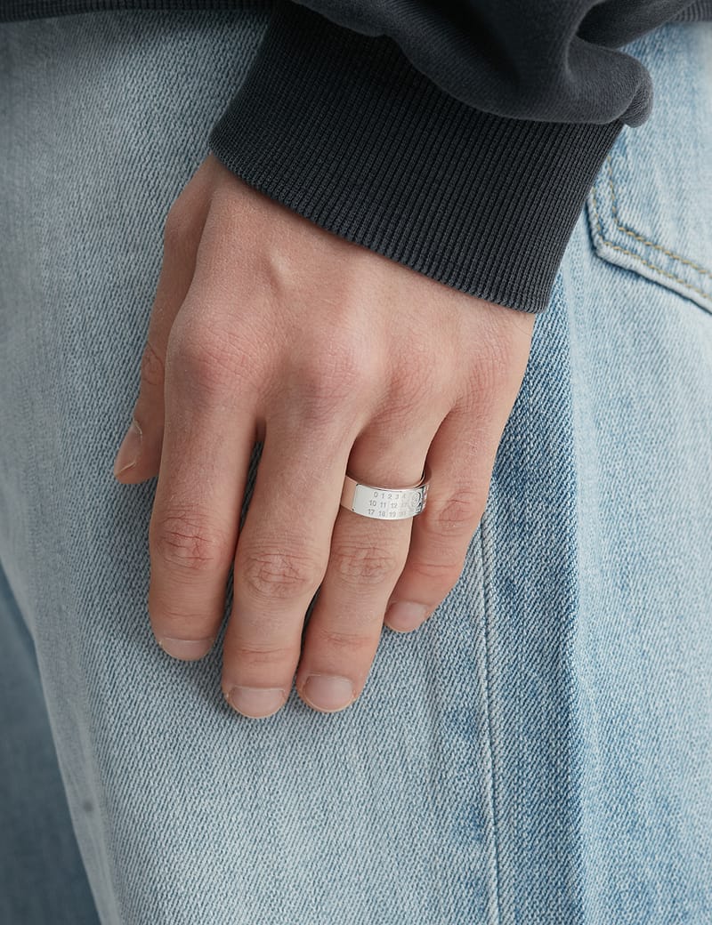MM6 Maison Margiela - Numeric Oval Ring | HBX MM6 Maison Margiela - Numeric Oval Ring | HBX