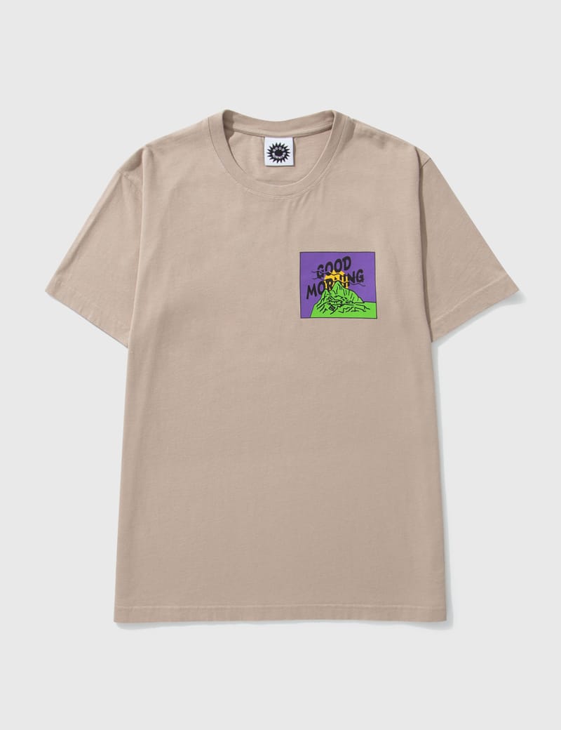 Good Morning Tapes - グッドモーニング マウンテン Tシャツ | HBX -  ハイプビースト(Hypebeast)が厳選したグローバルファッション&ライフスタイル