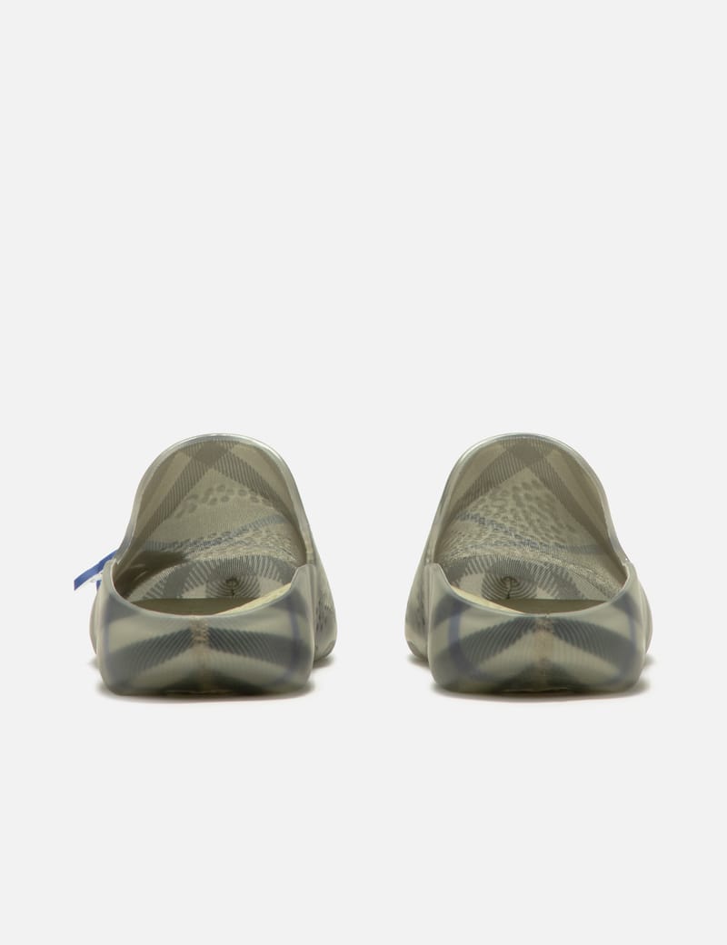 【関税込み】Burberry ブルー ラバー Stingray クロッグ Burberry Men's Stingray Clogs in Knight Burberry