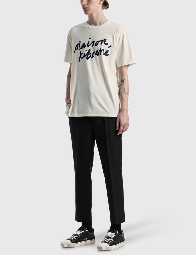メゾン キツネ ハンドライティングクラシックTシャツ メゾンキツネ - ハンドライティング クラシック Tシャツ | HBX
