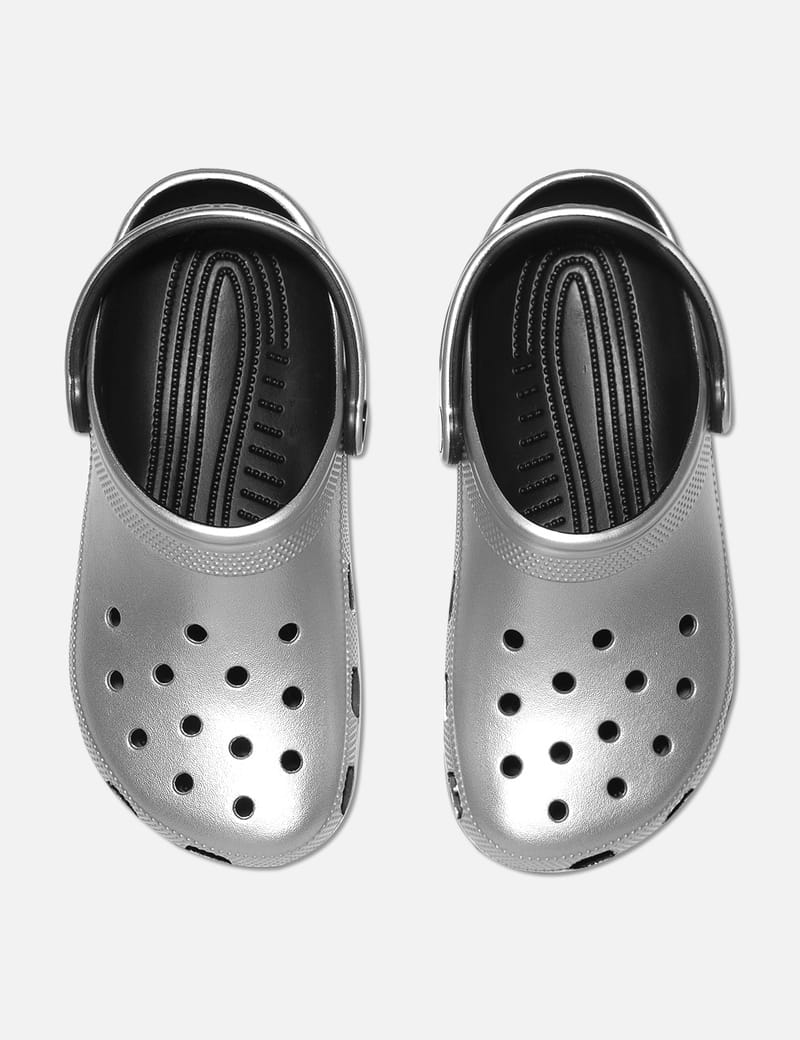 Crocs - クラシック メタリック クロッグ | HBX
