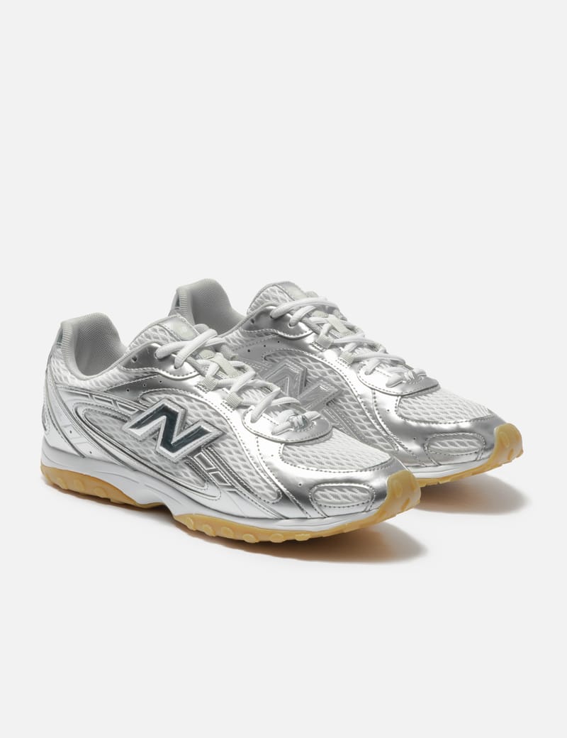 New Balance 204L - メタリックなアクセントが映える、軽量で日常使い