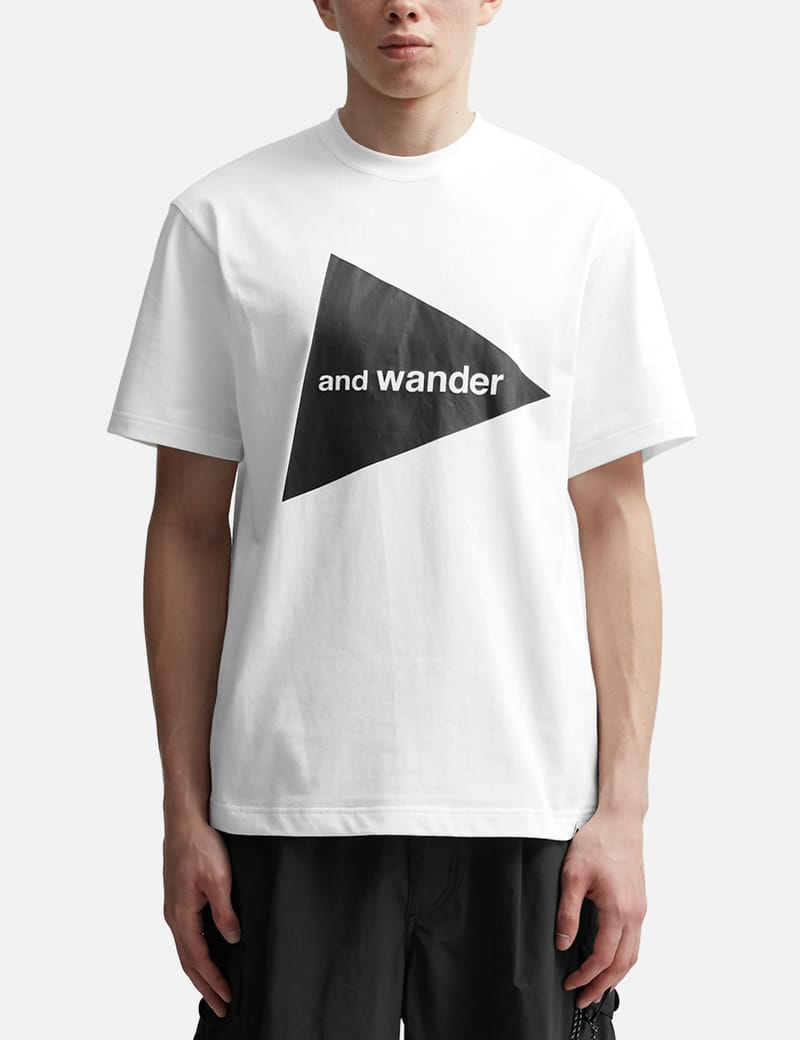 and wander - and wanderロゴ ショートスリーブ Tシャツ | HBX