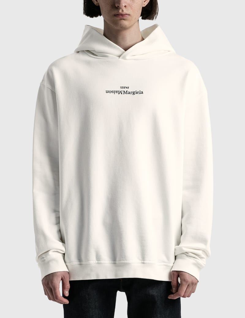 “Maison Margiela” アップサイドダウンロゴフーディー Upside Down Logo Hoodie - Off White/Black Embroidery – Feature