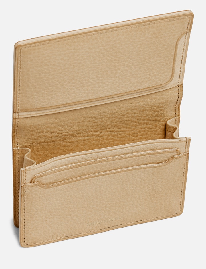 Hender Scheme Card File - 采用优质牛皮打造的极简卡包，配有4个卡槽与内侧压花标志。 | HBX